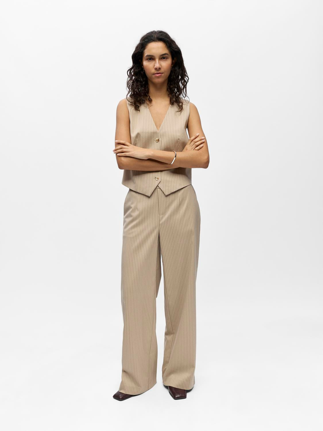 model_shot-front_full